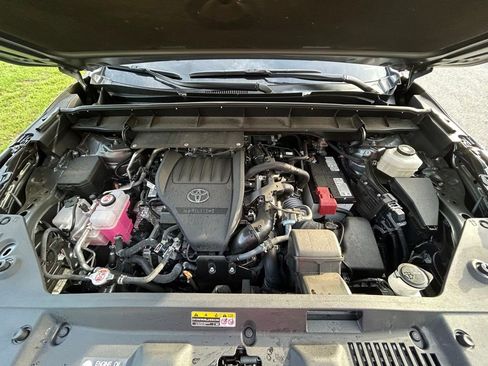 Used 2025 Toyota Highlander XLE FWD image 11