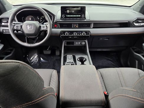 Used 2025 Honda Pilot Sport image 13