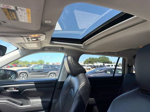 Used 2023 Toyota Highlander XLE FWD image 10