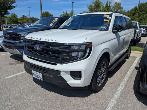Used 2025 Ford Expedition Max Active AWD/4WD image 3