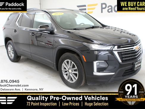 Used 2023 Chevrolet Traverse LT image 1