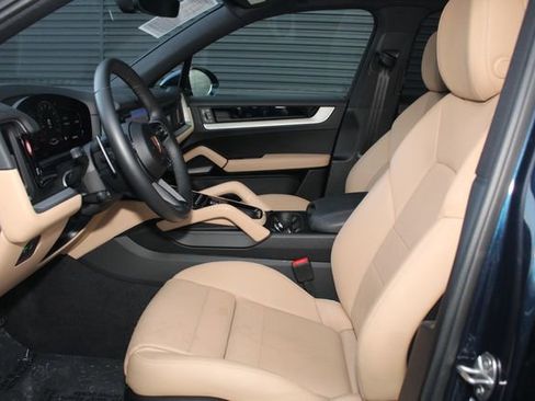 Certified 2025 Porsche Cayenne image 5