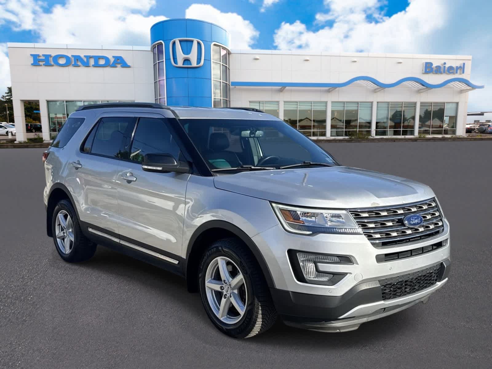 Used 2017 Ford Explorer XLT w/ Equipment Group 202A AWD/4WD image 7
