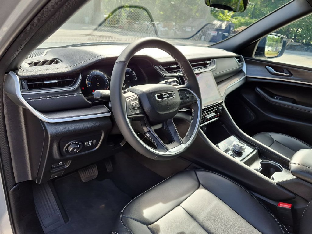 Used 2025 Jeep Grand Cherokee L Limited w/ Black Appearance Package AWD/4WD image 14