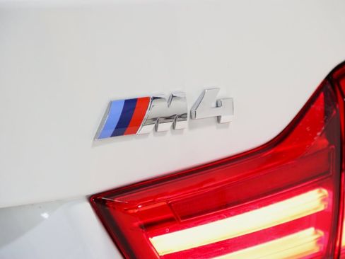 Used 2018 BMW M4 Convertible image 16