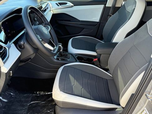 New 2025 Volkswagen Taos SE image 10