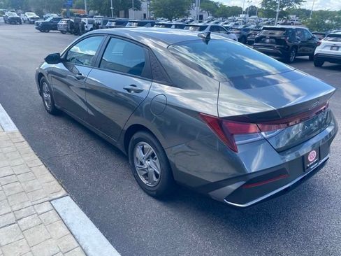 Used 2025 Hyundai Elantra SE FWD image 4