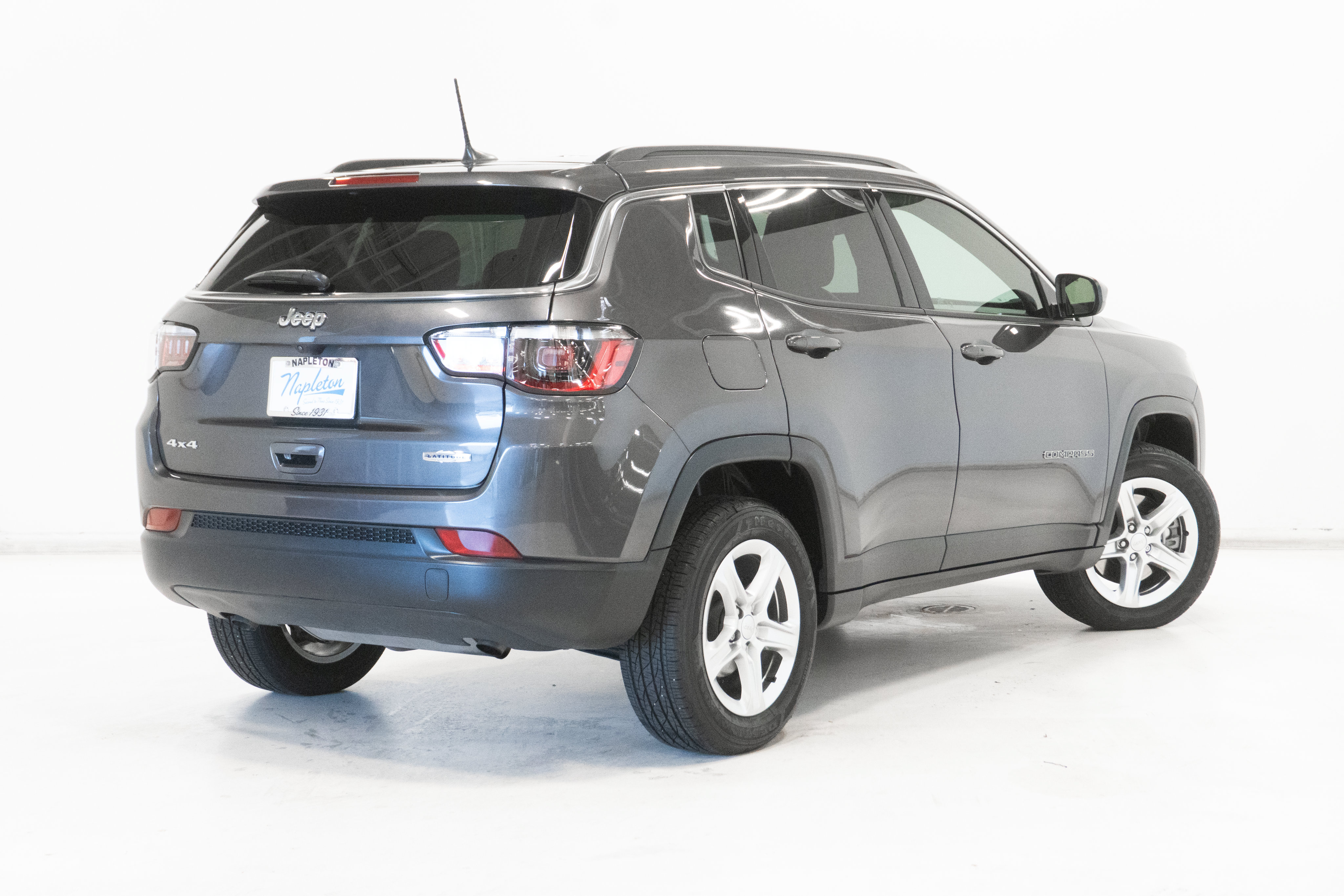 Used 2024 Jeep Compass Latitude w/ Convenience Group AWD/4WD image 28