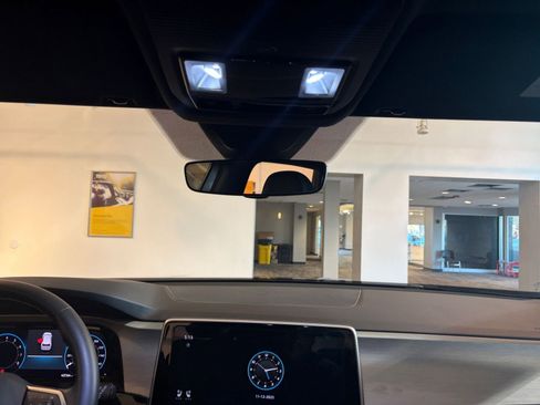 Used 2025 Volkswagen Atlas Cross Sport SE image 33