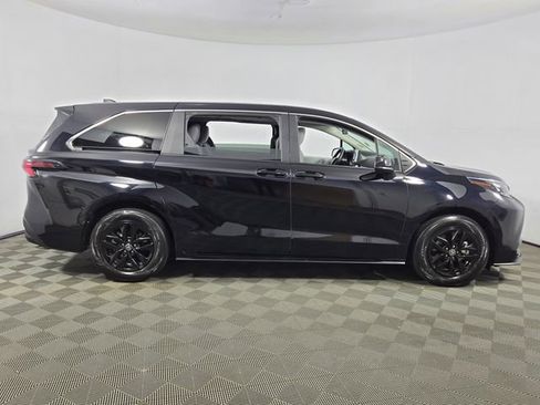 Used 2025 Toyota Sienna LE image 30