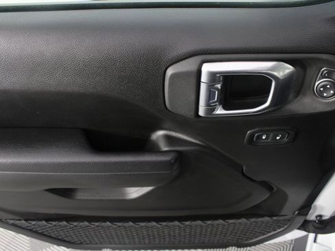 Used 2022 Jeep Gladiator Willys image 13