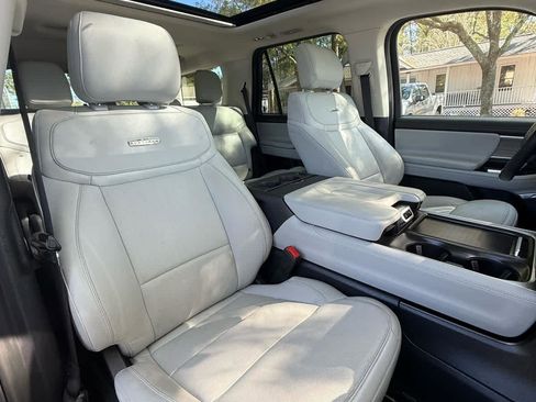 Used 2025 Ford Expedition Platinum image 11