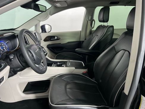 Used 2024 Chrysler Pacifica Limited image 23