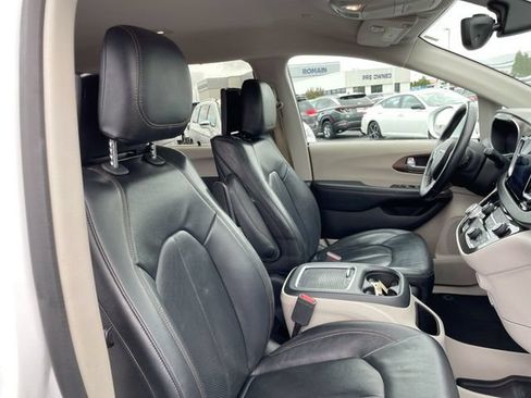 Used 2017 Chrysler Pacifica Touring-L Plus FWD image 17