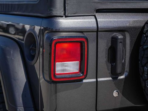 Used 2022 Jeep Wrangler Unlimited Sport AWD/4WD image 9