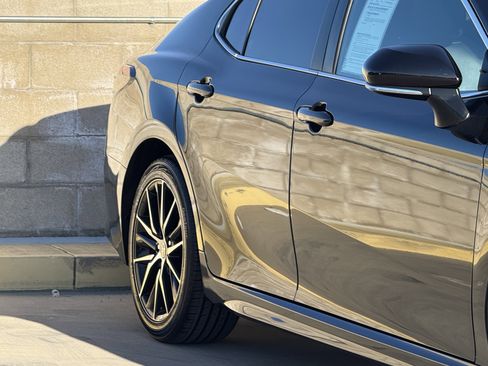 Used 2024 Toyota Camry SE image 5