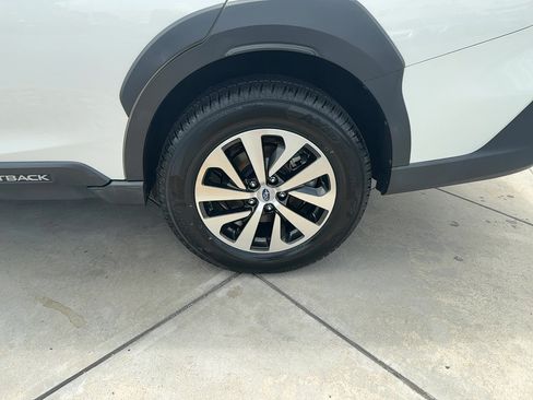 Used 2024 Subaru Outback Premium AWD/4WD image 10