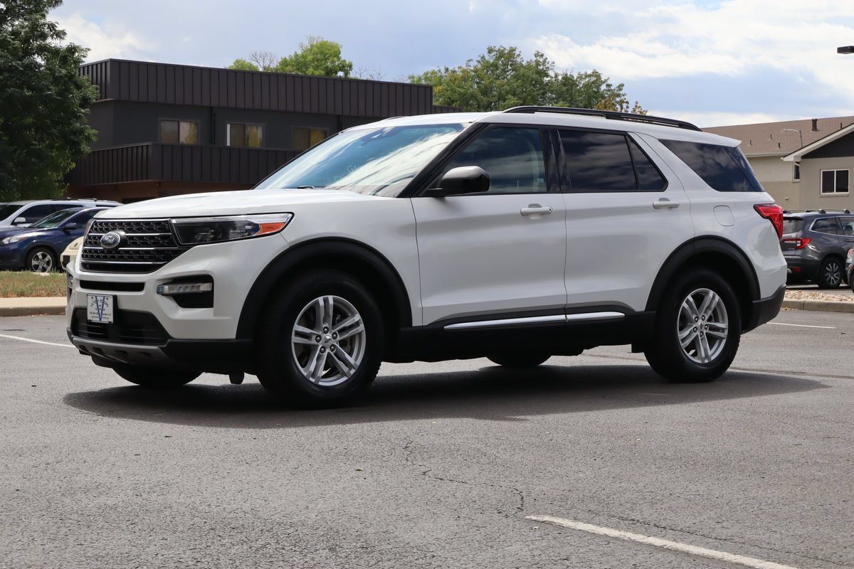 Used 2021 Ford Explorer XLT w/ Equipment Group 202A AWD/4WD image 11