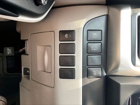Used 2019 Toyota Highlander Plus FWD image 32