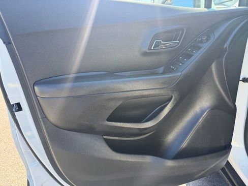 Used 2018 Chevrolet Trax LT w/ LT Convenience Package image 9