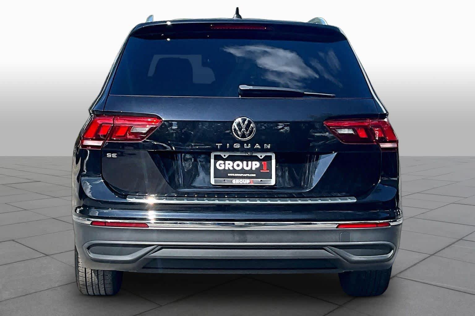 Used 2022 Volkswagen Tiguan SE w/ Panoramic Sunroof Package FWD image 5