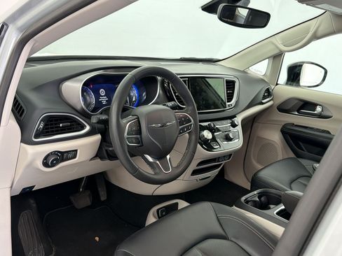 Used 2024 Chrysler Pacifica Touring-L FWD image 4