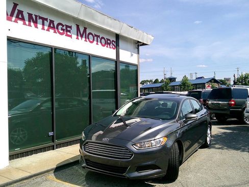 Used 2016 Ford Fusion SE FWD image 1