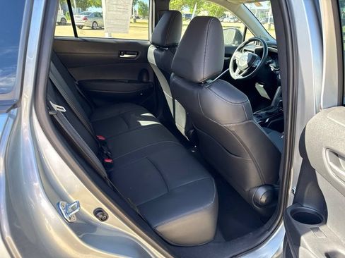 Used 2023 Toyota Corolla Cross XLE w/ Convenience Package AWD/4WD image 17