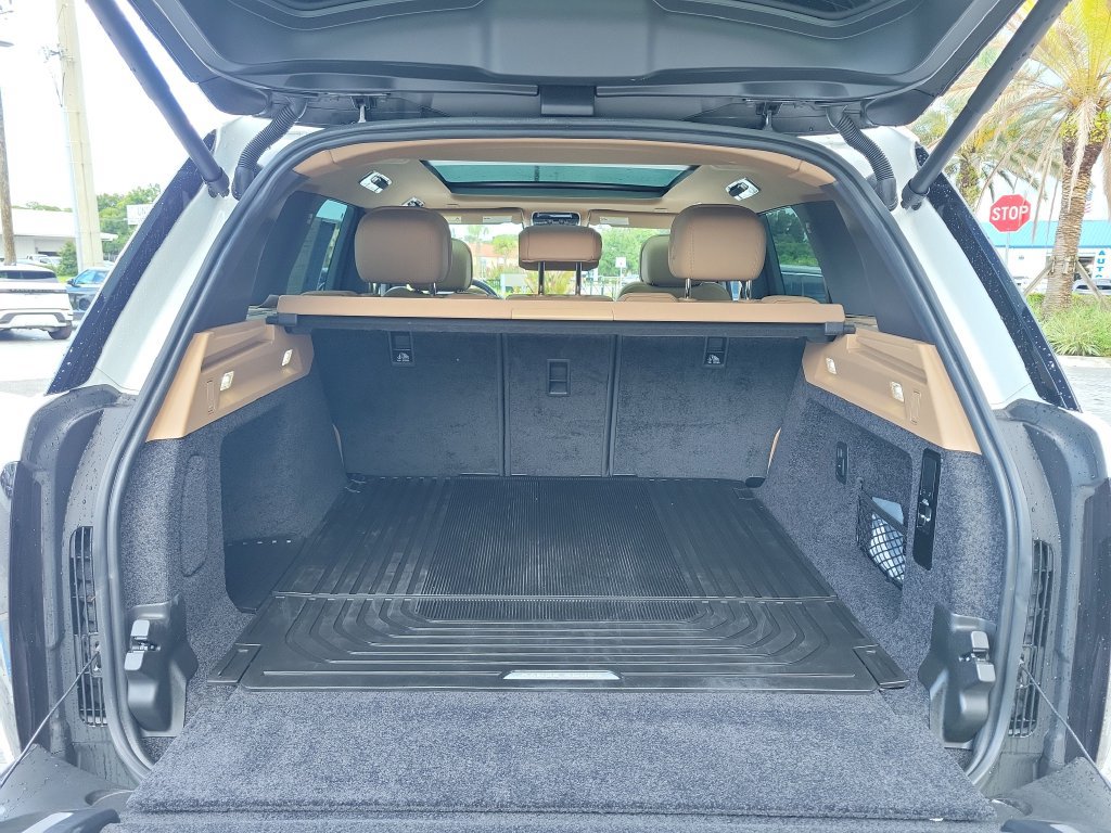 Certified 2025 Land Rover Range Rover SE AWD/4WD image 11