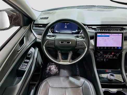 Used 2022 Jeep Grand Cherokee Limited image 24