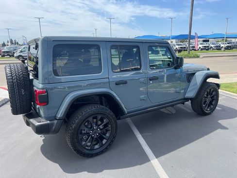 Used 2025 Jeep Wrangler Unlimited Sahara AWD/4WD image 15