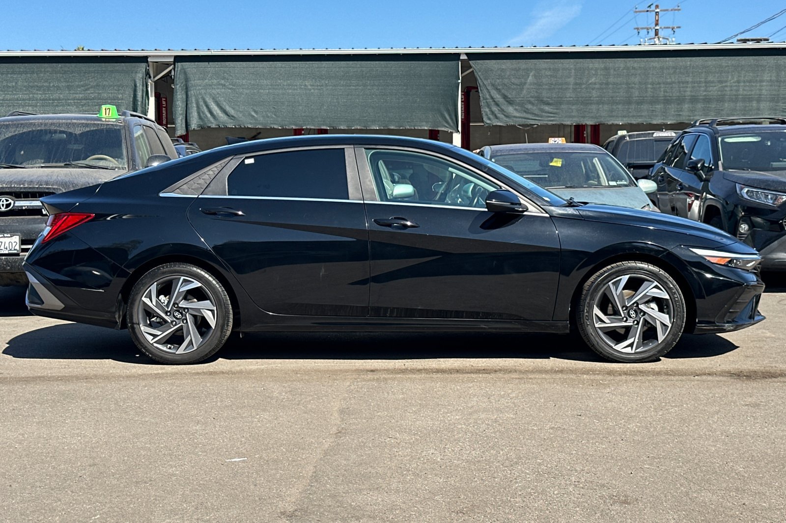 Used 2025 Hyundai Elantra Limited w/ Cargo Package FWD image 3