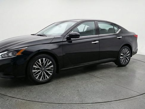 Used 2025 Nissan Altima 2.5 SV FWD image 3