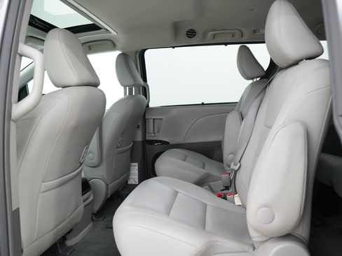 Used 2017 Toyota Sienna XLE w/ XLE Navigation Package FWD image 16