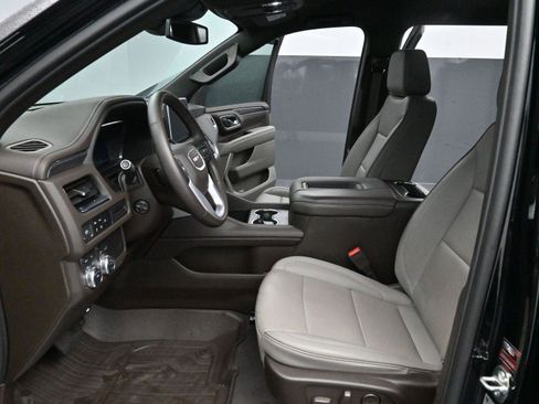 Used 2024 GMC Yukon XL SLT w/ SLT Luxury Package image 12