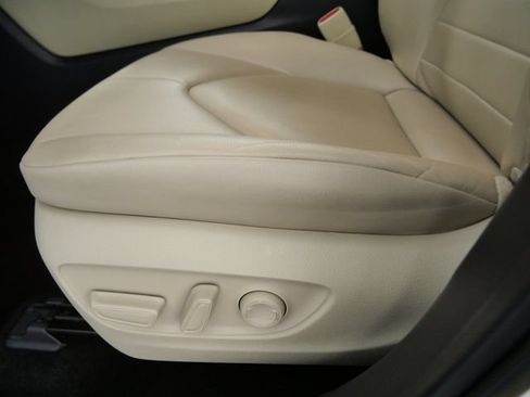 Used 2023 Toyota Highlander XLE AWD/4WD image 18