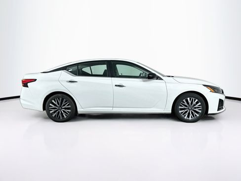 Used 2025 Nissan Altima 2.5 SV FWD image 10