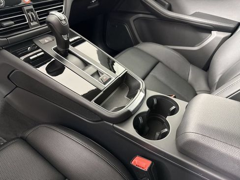 Certified 2025 Porsche Macan AWD/4WD image 32