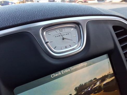 Used 2017 Chrysler 300 Limited image 29