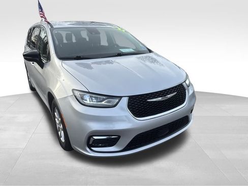 Used 2024 Chrysler Pacifica Touring-L FWD image 30