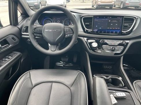 Used 2025 Chrysler Pacifica Limited FWD image 4