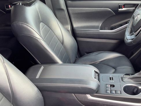 Certified 2023 Toyota Highlander XLE image 13