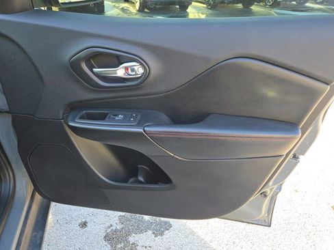 Used 2019 Jeep Cherokee Trailhawk image 7