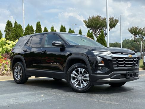 Used 2025 Chevrolet Equinox LT FWD image 2