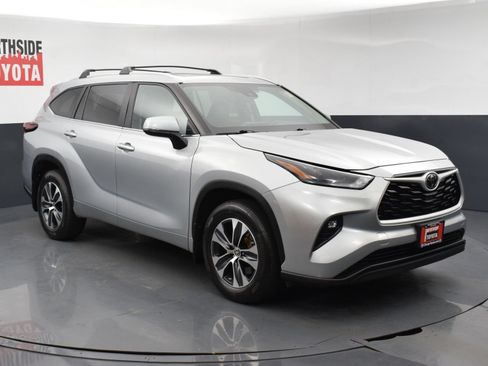 Used 2024 Toyota Highlander XLE AWD/4WD image 6