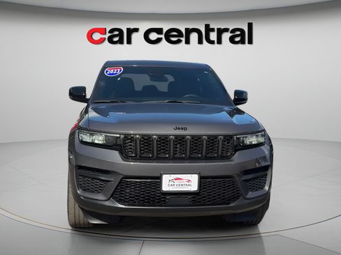 Used 2023 Jeep Grand Cherokee Altitude AWD/4WD image 8