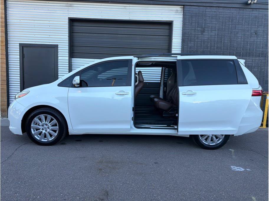 Used 2017 Toyota Sienna Limited Premium AWD/4WD image 7