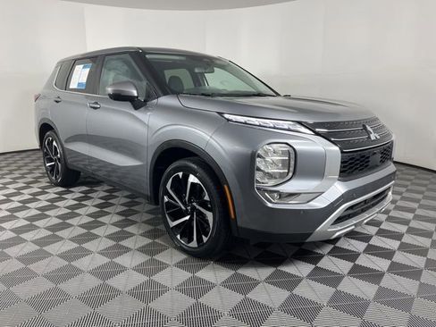 Used 2024 Mitsubishi Outlander SE image 2