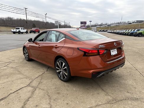 Used 2021 Nissan Altima 2.5 SR w/ SR Premium Package image 3