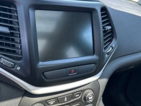 Used 2017 Jeep Cherokee Limited FWD image 9